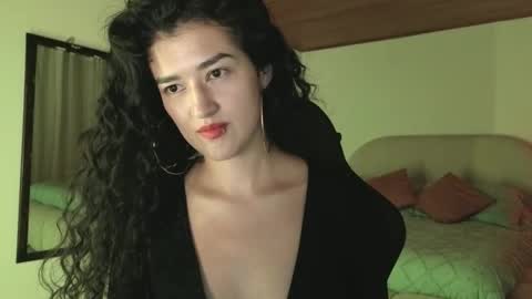 yourdreamgirl2025 online show from May 7, 11:52 pm