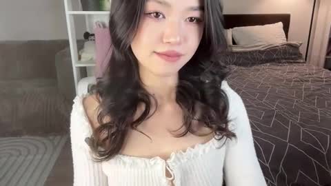 yourlittlesunrise_ online show from February 6, 5:33 am