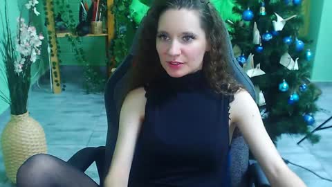 zianichols online show from December 23, 10:55 pm
