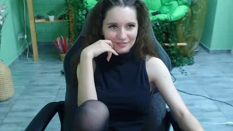 zianichols online show from February 6, 10:43 pm