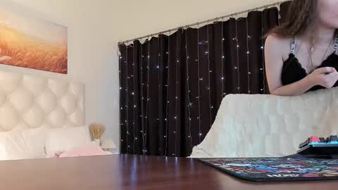 zianichols online show from February 20, 6:26 am