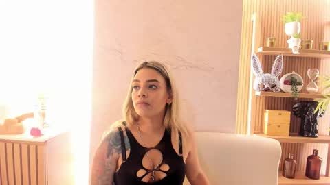 zihaadams_ online show from March 22, 8:04 pm