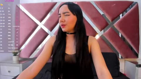 zoe_evaanss_ online show from April 4, 7:45 pm