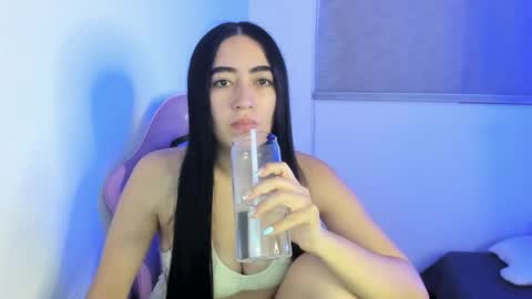 zoe_jones7 online show from May 20, 4:53 am