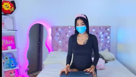 zoe_kravitx_ online show from December 23, 3:32 am