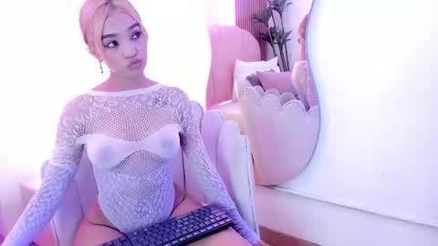 zoe lee    online show from October 2, 11:37 am