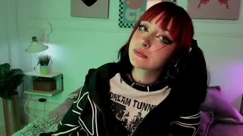 Zoe Lynch online show from May 11, 3:29 pm