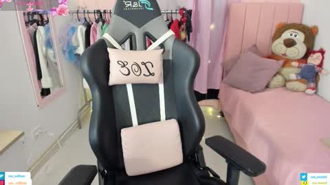 zoe_sullivan_ online show from January 19, 9:38 am