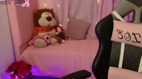 zoe_sullivan_ online show from May 18, 9:04 am