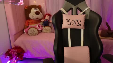 zoe_sullivan_ online show from May 2, 9:45 am