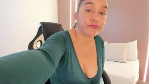 zoee_zi online show from May 2, 10:24 pm