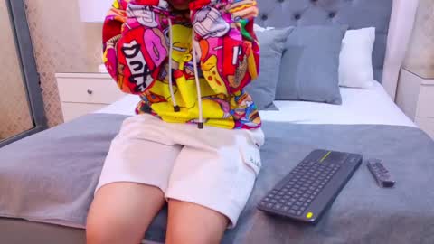 Zoe Krug online show from October 7, 11:47 am