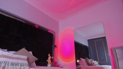 zoevidal_ online show from February 7, 11:45 am