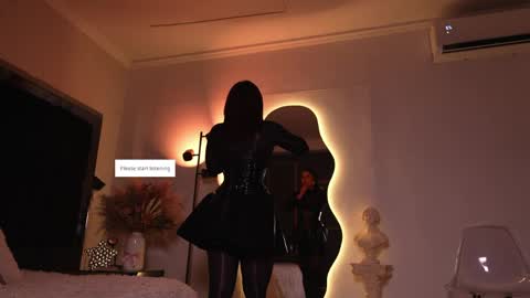 zoevidal_ online show from May 14, 12:00 pm