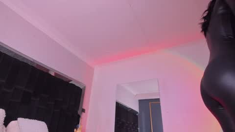 zoevidal_ online show from December 9, 12:08 pm