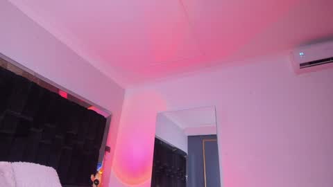 zoevidal_ online show from December 10, 11:54 am