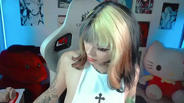 Snapshot of Deadly_Doll chatting on October 10, 10:58 pm Deadly Doll online show from October 10, 10:58 pm