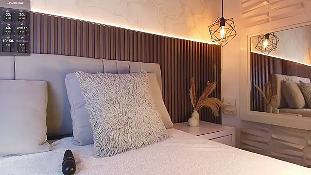 SHANONCLARK online show from December 16, 7:09 pm