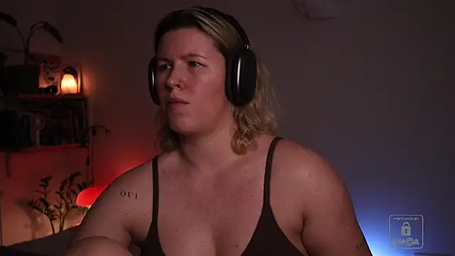 moonamii online show from March 4, 6:25 pm