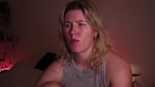 moonamii online show from October 27, 6:24 pm