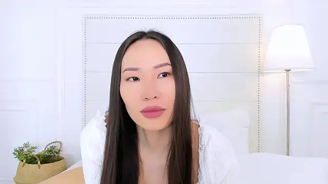 NaomiYuu online show from May 4, 2:04 am