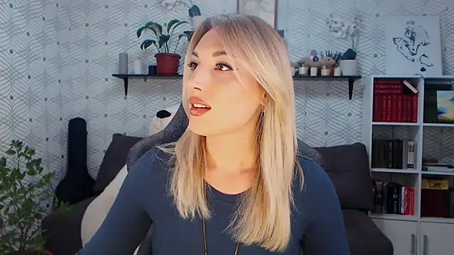 MillaXQueen online show from May 27, 1:19 pm