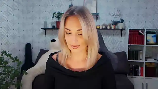 MillaXQueen online show from May 10, 1:24 pm