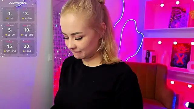 StephanieSweety online show from April 6, 5:25 pm