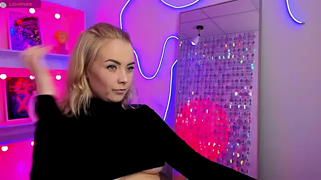 StephanieSweety online show from May 7, 6:44 pm