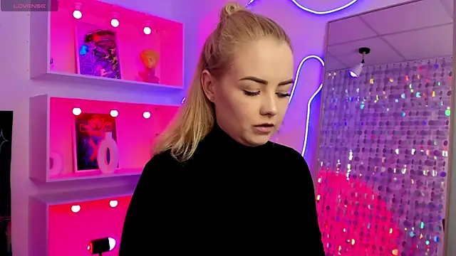 StephanieSweety online show from May 10, 6:54 pm