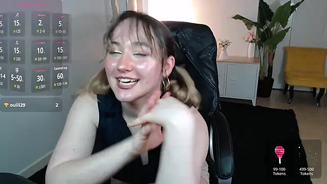 Crystal-dreamt online show from May 31, 9:37 am