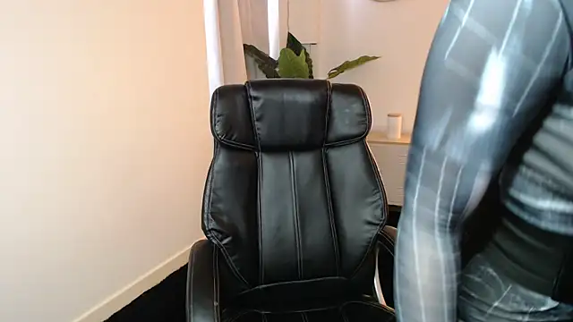 Crystal-dreamt online show from February 21, 11:11 am