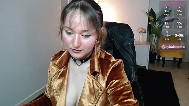 Crystal-dreamt online show from May 5, 2:42 pm