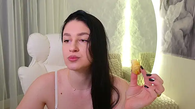 moniqque online show from May 12, 4:43 am