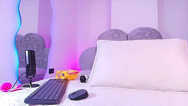 emyli sam online show from March 28, 7:24 pm