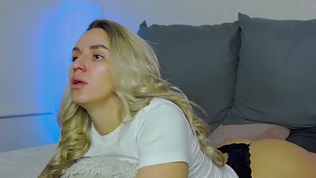 SofiJames online show from October 21, 7:01 am