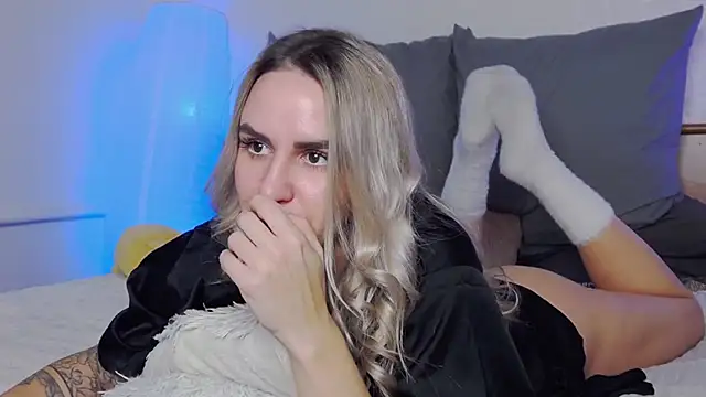 SofiJames online show from December 3, 7:00 am