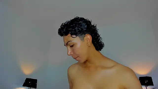 xhenisa  online show from November 26, 9:05 pm