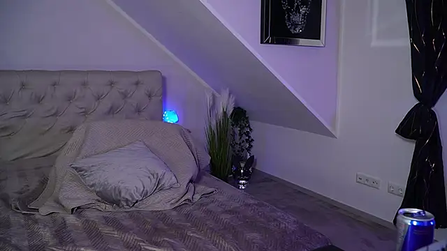 hotmilfbitch online show from December 4, 2:19 pm