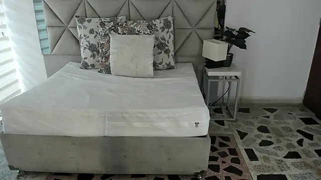 nina pons online show from October 14, 9:06 pm