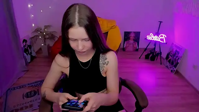 HelloRoxy online show from March 23, 7:09 pm