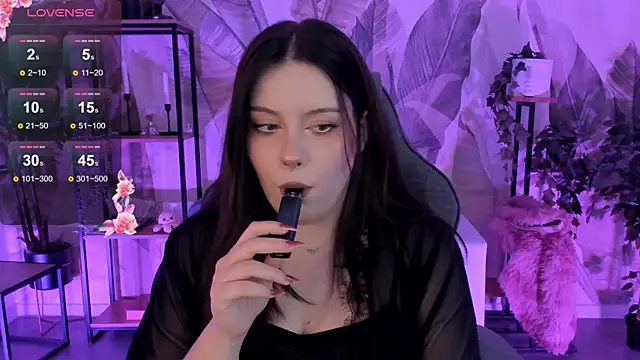 Snapshot of CoralineKeyns chatting on September 21, 5:39 am CoralineKeyns online show from September 21, 5:39 am
