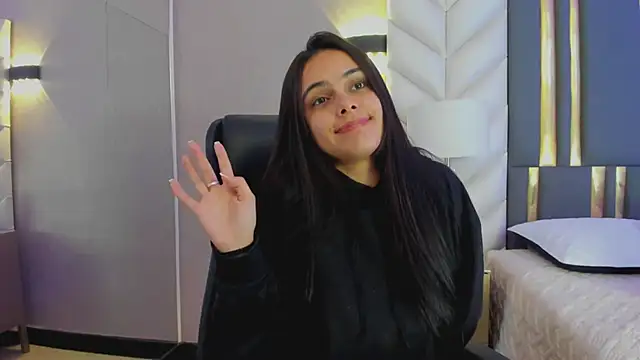 ChloeHarper  online show from May 4, 11:58 am