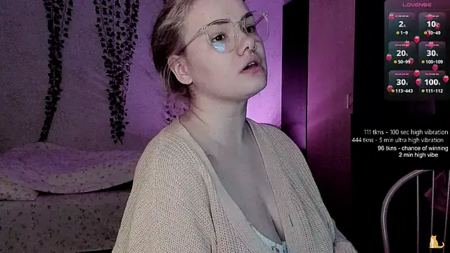 strawberry elfcat online show from May 11, 2:24 am
