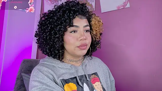 foxxy-lov3 online show from May 25, 1:32 pm