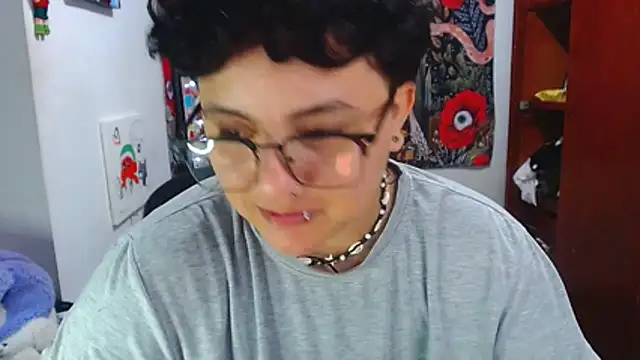 isabeautyx19 online show from May 16, 12:35 am