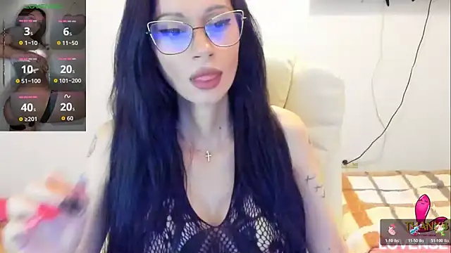 kissnicol32 online show from May 3, 4:21 pm
