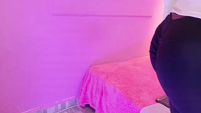 LoveQueen2 online show from March 3, 12:00 pm