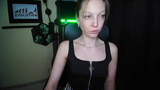 EmillyPlay online show from April 29, 5:30 pm