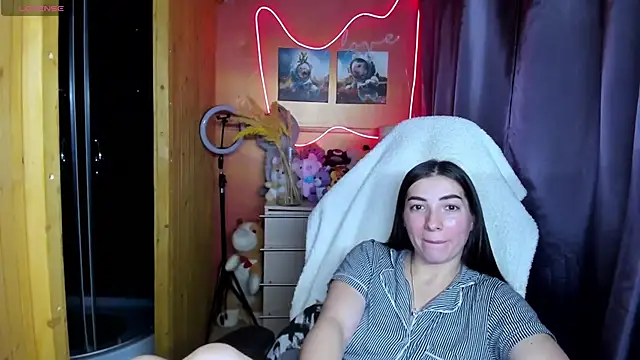 Fiery Brunette  online show from November 28, 3:15 pm